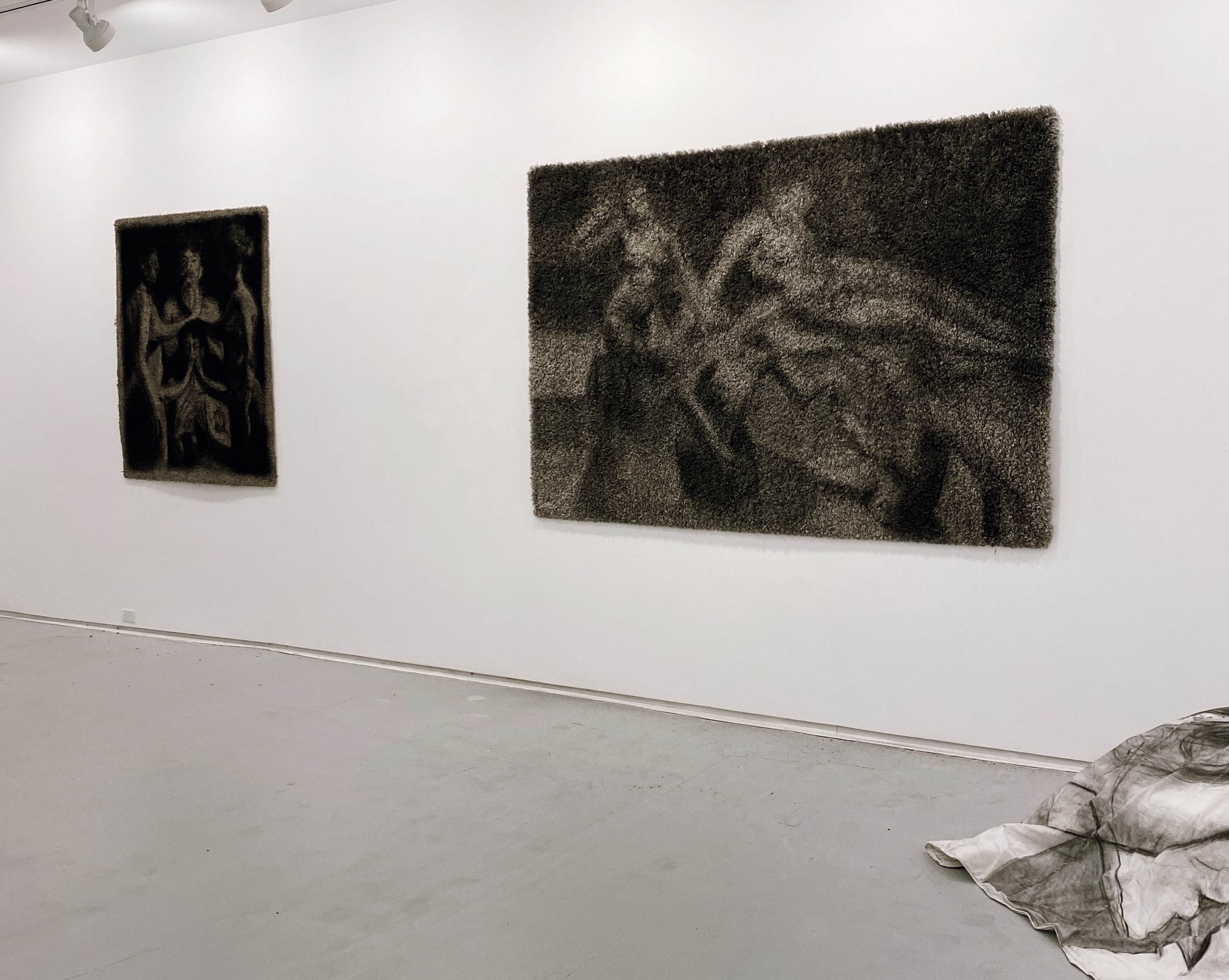 Pull the rug from under*